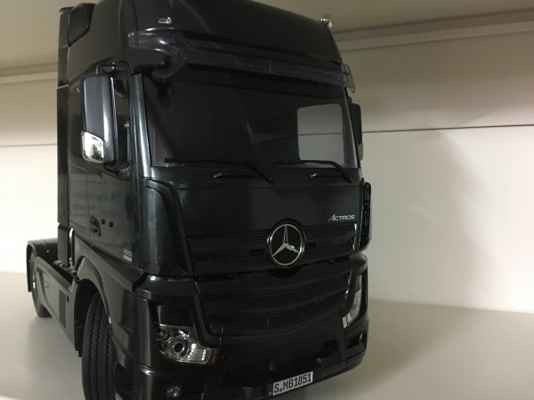1/14 R/C Mercedes-Benz Actros 1851 GigaSpace (Black Edition). Bausatz komplett aufgebaut