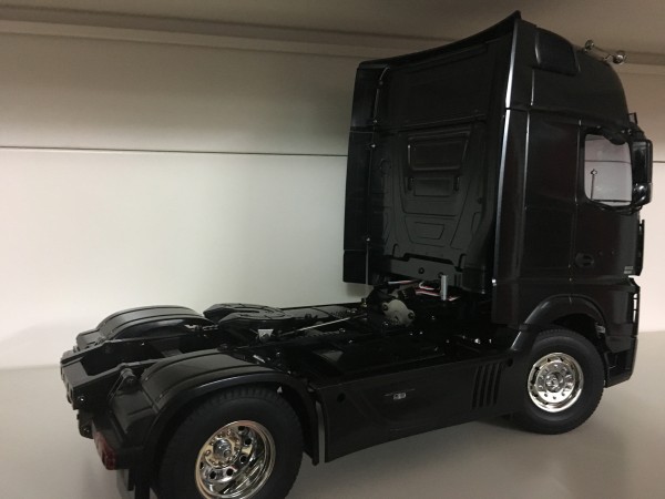 1/14 R/C Mercedes-Benz Actros 1851 GigaSpace (Black Edition). Bausatz komplett aufgebaut